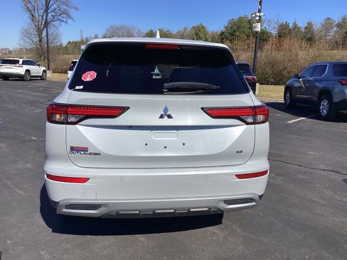 Used 2024 Mitsubishi Outlander SE Black Edition image 3