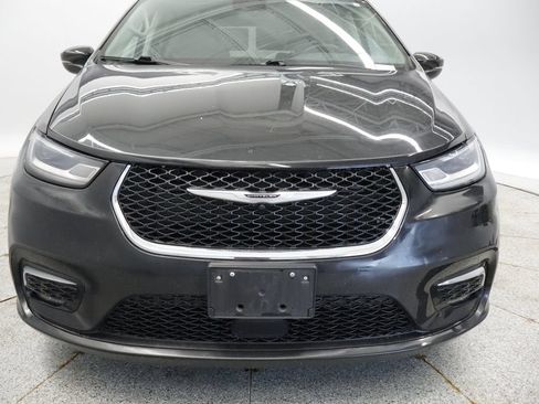 Used 2023 Chrysler Pacifica Touring-L FWD image 9
