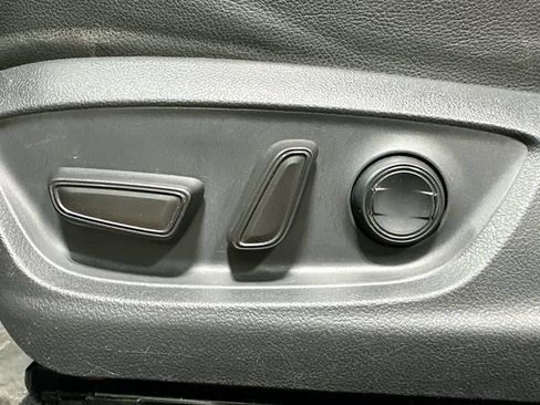 Used 2018 Toyota Camry SE FWD image 19