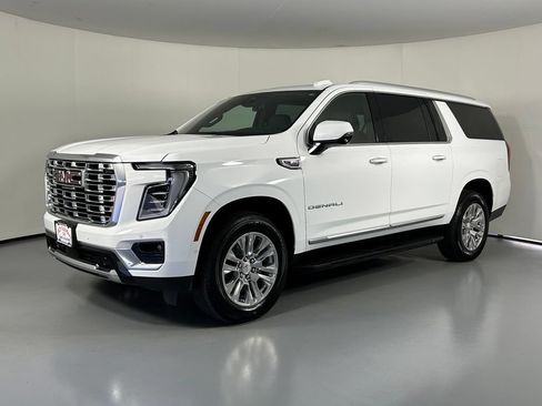 Used 2025 GMC Yukon XL Denali AWD/4WD image 3