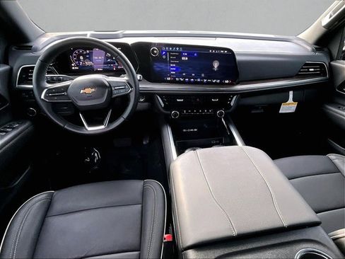 Used 2026 Chevrolet Suburban Premier RWD image 16