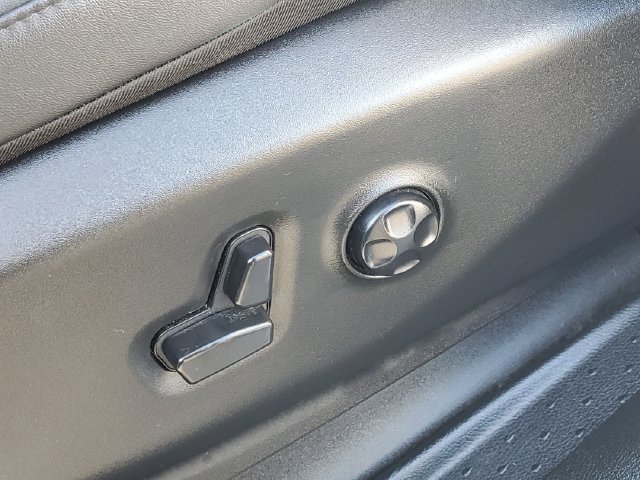 Used 2025 Chrysler Pacifica Select FWD image 8