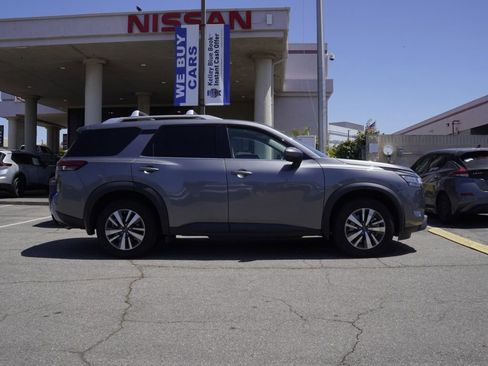 Used 2024 Nissan Pathfinder SL image 3