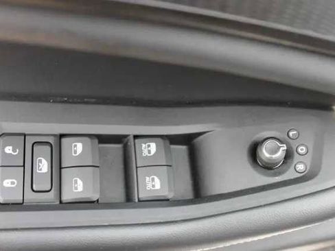 Used 2023 Jeep Grand Cherokee Laredo image 12