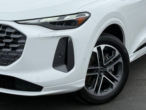 Used 2025 Audi Q5 Premium w/ Convenience Package image 4