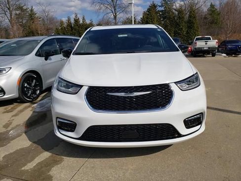 New 2026 Chrysler Pacifica Limited AWD/4WD image 2