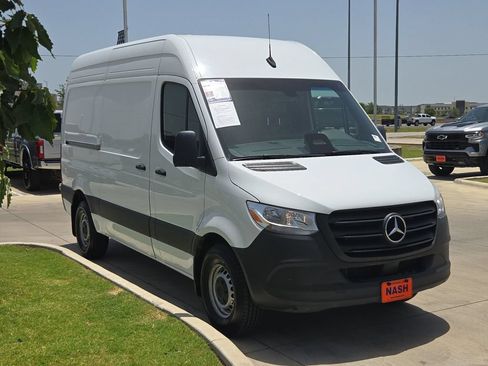 Used 2025 Mercedes-Benz Sprinter 2500 image 2