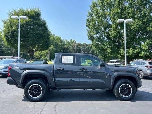 Used 2025 Toyota Tacoma TRD Off-Road AWD/4WD image 5