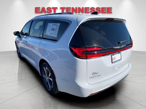 New 2026 Chrysler Pacifica Pinnacle image 5