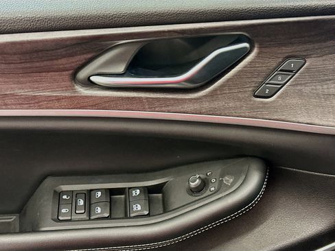 Used 2023 Jeep Grand Cherokee L Limited w/ Black Appearance Package image 15