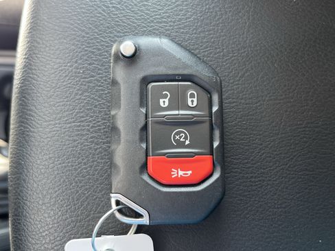 Used 2024 Jeep Wrangler Unlimited AWD/4WD image 30