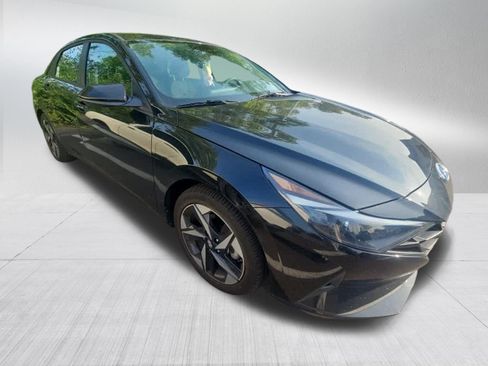 Used 2023 Hyundai Elantra SEL w/ Convenience Package FWD image 3