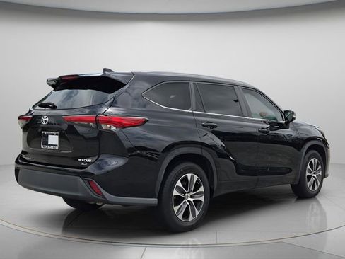 Used 2023 Toyota Highlander XLE FWD image 7