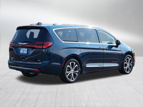 Used 2025 Chrysler Pacifica Pinnacle w/ Trailer Tow Group AWD/4WD image 7