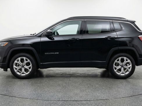 Used 2025 Jeep Compass Latitude AWD/4WD image 5