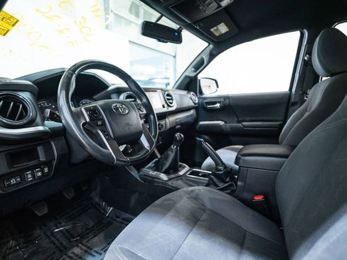 Used 2017 Toyota Tacoma TRD Off-Road w/ Tow Package AWD/4WD image 4
