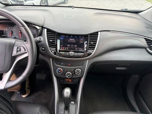 Used 2022 Chevrolet Trax LT w/ Premium Seat Package AWD/4WD image 20