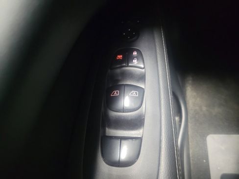 Used 2019 Nissan Pathfinder SV image 27