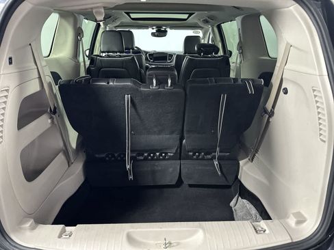 Used 2023 Chrysler Pacifica Limited FWD image 23
