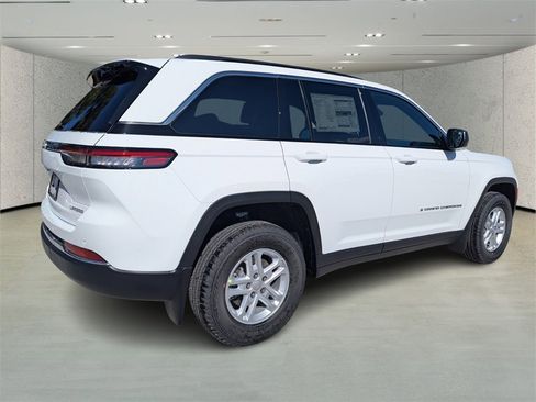 New 2025 Jeep Grand Cherokee Laredo w/ MOPAR Finishing Package image 4