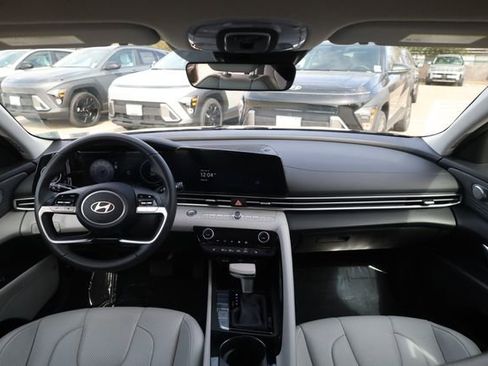 Certified 2025 Hyundai Elantra Limited image 11