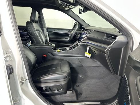 Used 2023 Jeep Grand Cherokee Overland AWD/4WD image 28