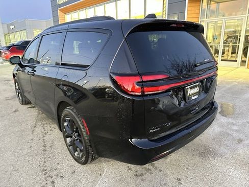 Used 2023 Chrysler Pacifica Limited w/ S Appearance Package image 8