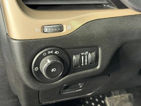 Used 2014 Jeep Cherokee Latitude w/ Cold Weather Group AWD/4WD image 25