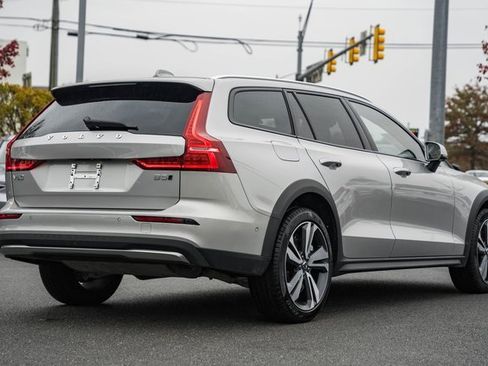 Used 2025 Volvo V60 B5 Cross Country Plus image 5