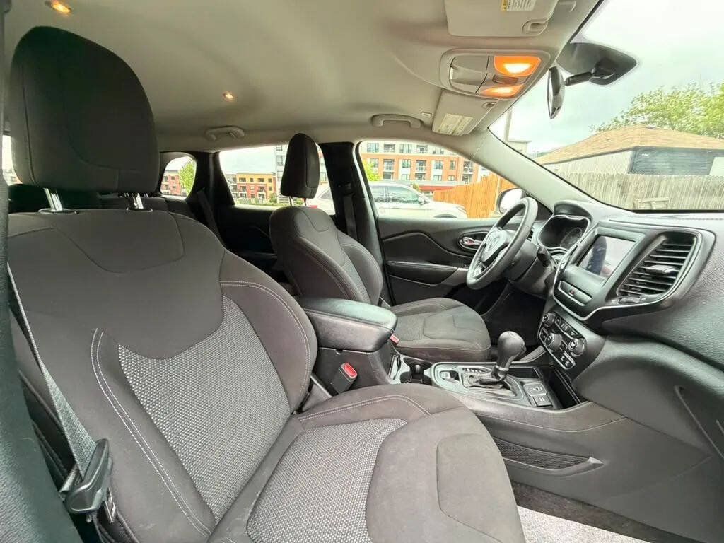 Used 2019 Jeep Cherokee Latitude w/ Popular Appearance Group FWD image 11