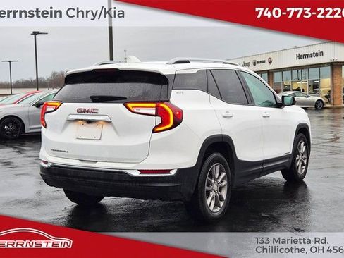 Used 2024 GMC Terrain SLT image 32