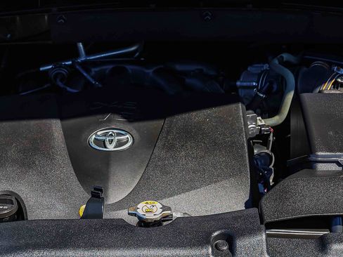 Used 2018 Toyota Highlander XLE AWD/4WD image 28