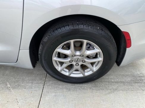 Used 2023 Chrysler Pacifica Touring-L FWD image 12