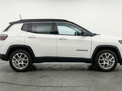 Used 2025 Jeep Compass Limited image 11