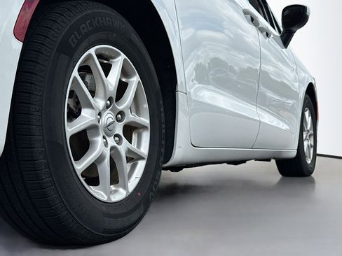 Used 2023 Chrysler Pacifica Touring-L FWD image 17