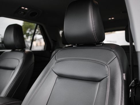 Used 2022 Ford Explorer XLT w/ Equipment Group 202A image 16