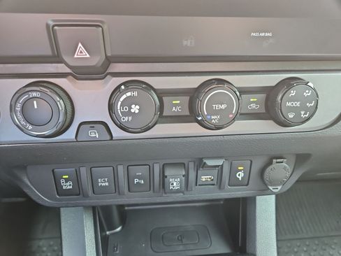 Used 2020 Toyota Tacoma TRD Off-Road w/ Technology Package AWD/4WD image 28