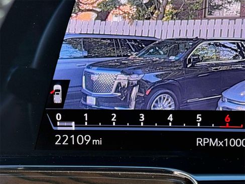 Used 2024 Cadillac Escalade ESV Sport Platinum w/ LPO, ONYX Package image 5