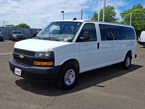 Used 2024 Chevrolet Express 3500 LS RWD image 3