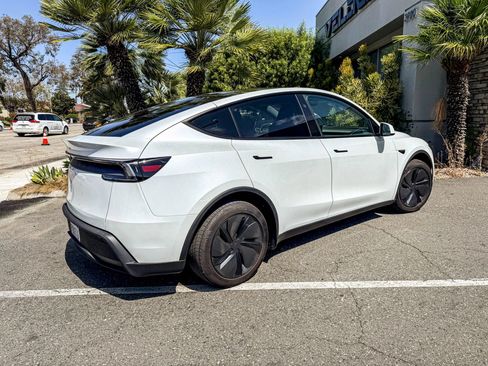 Used 2026 Tesla Model Y 2WD image 7
