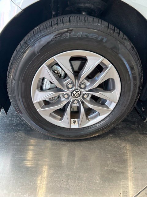 Used 2025 Toyota Sienna LE AWD/4WD image 4