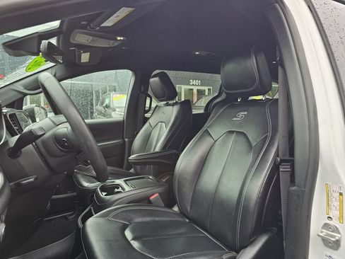 Used 2024 Chrysler Pacifica Limited FWD image 18