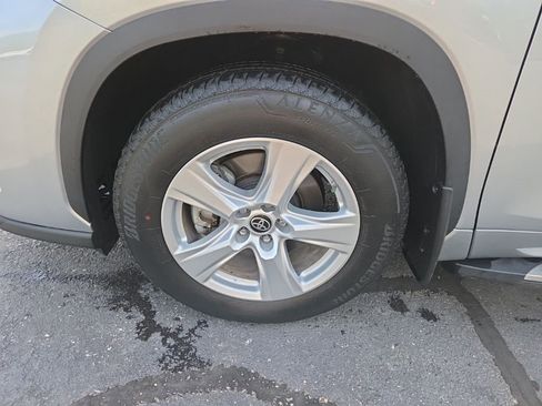 Used 2022 Toyota Highlander LE image 21