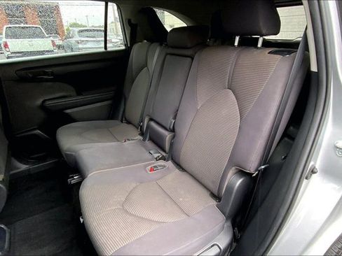 Used 2022 Toyota Highlander LE AWD/4WD image 25