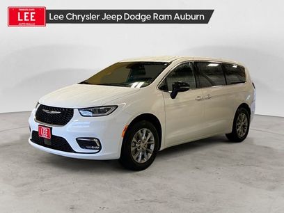 New 2026 Chrysler Pacifica Select