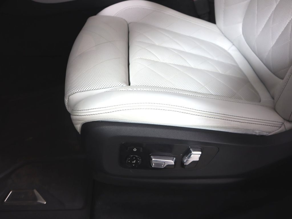 Used 2023 BMW X7 xDrive40i w/ M Sport Package AWD/4WD image 21