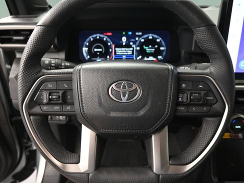 Used 2025 Toyota Tacoma Limited AWD/4WD image 27