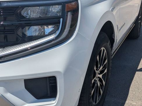 Used 2025 Ford Expedition Platinum AWD/4WD image 9