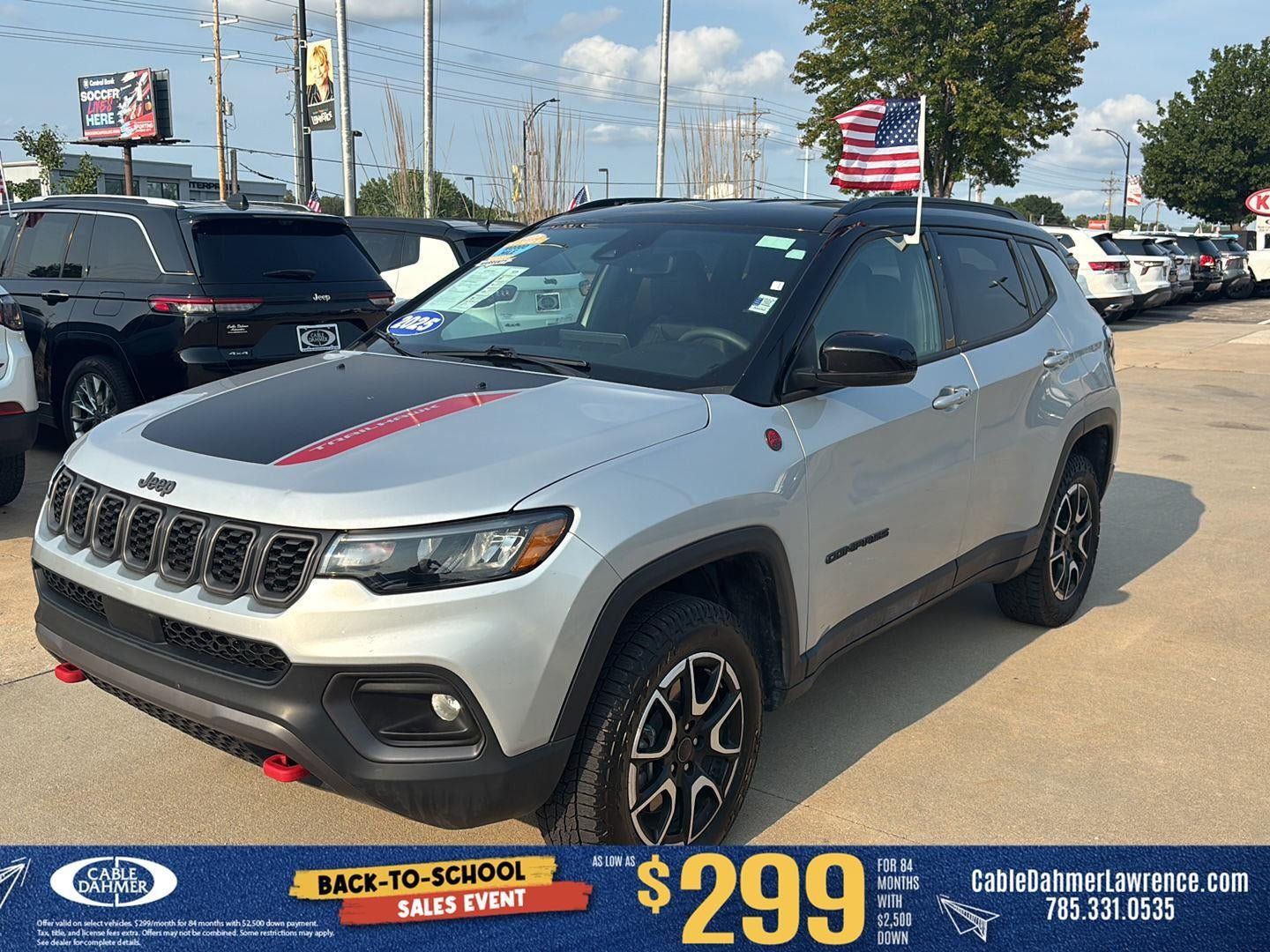 Used 2025 Jeep Compass Trailhawk AWD/4WD image 3
