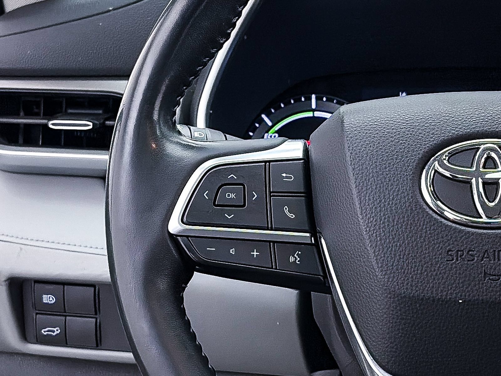 Used 2020 Toyota Highlander XLE AWD/4WD image 29